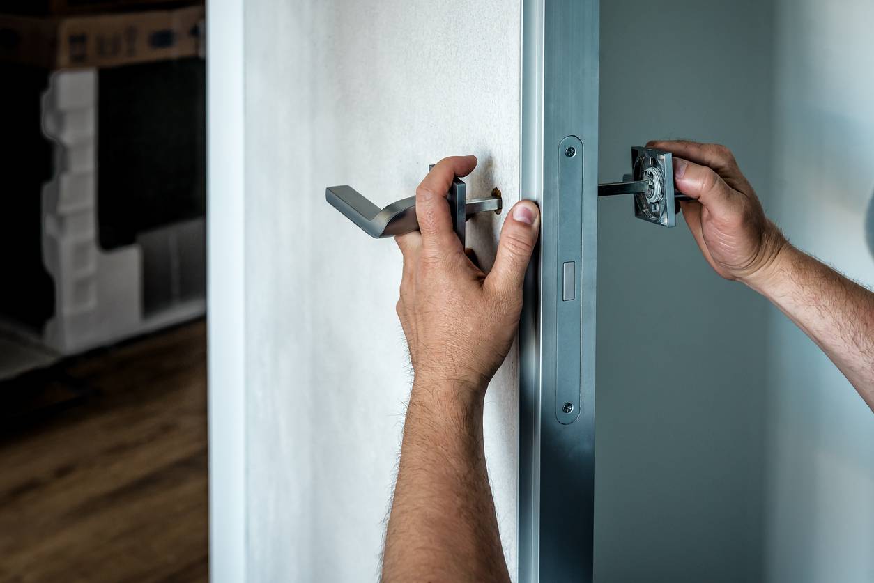 un professionnel pour la pose de porte
